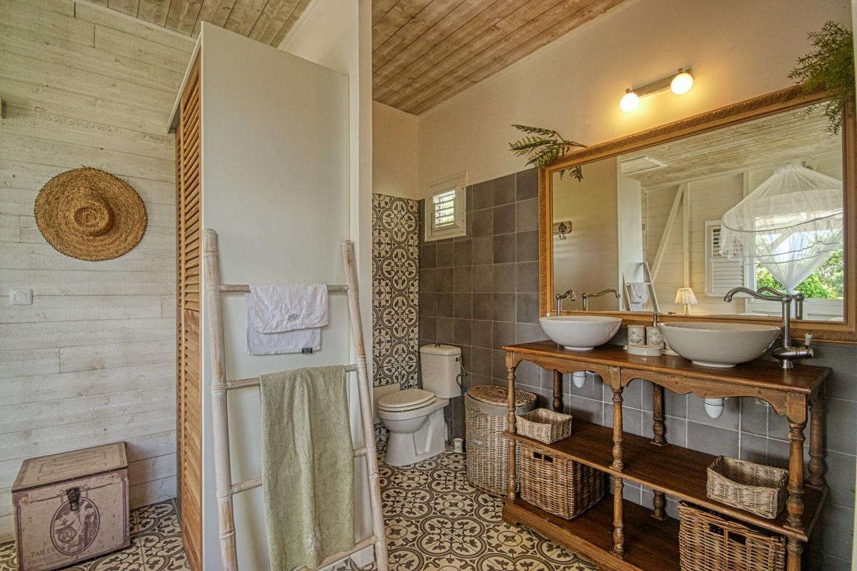 19 Location villa Martinique- Salle d'eau et chambre